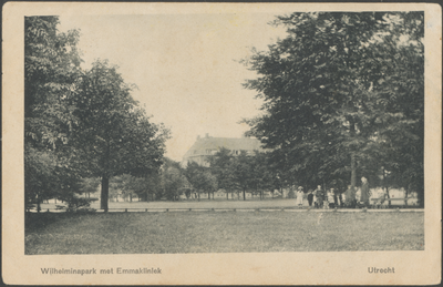 879417 Gezicht door het Wilhelminapark te Utrecht, op de Emmakliniek (Koningslaan 81).